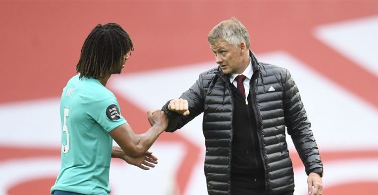 Interessante beelden: Solskjaer flirt opzichtig met Aké tijdens korte ontmoeting