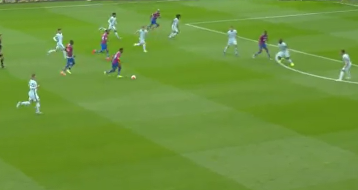 Chelsea-keeper Kepa staat erbij en kijkt ernaar: Zaha scoort met geweldige uithaal