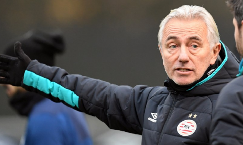 Van Marwijk wijst op rol Webb: '90.000 mensen zagen het, maar eentje niet' Afbeelding: Van Marwijk wijst op rol Webb: '90.000 mensen zagen het, maar eentje niet'