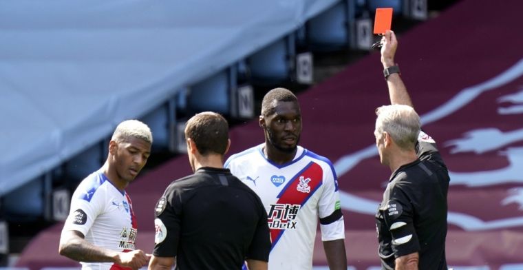 Benteke komt niet meer in actie dit seizoen na rode kaart tegen Aston Villa