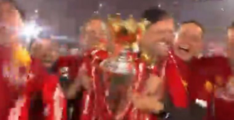 Lijnders breekt in tijdens interview Klopp: groot feest met Premier League-beker