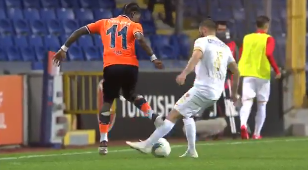 'Sorry...': Elia bezorgt tegenstander direct na de aftrap panna én blessure