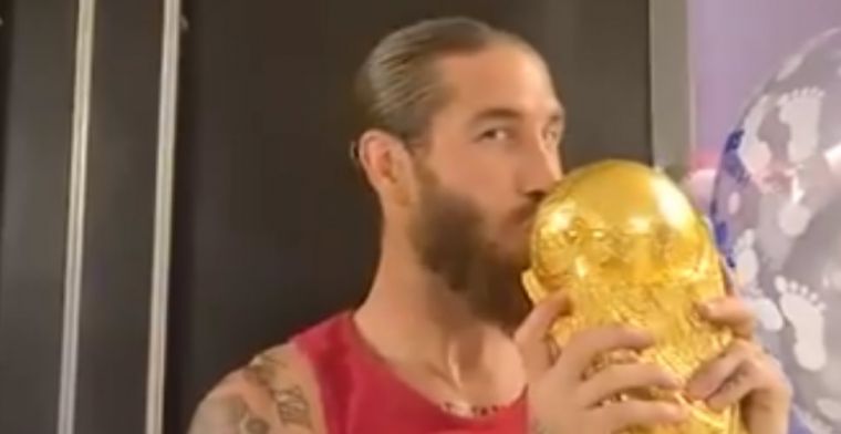 Love him or hate him: Ramos poseert met bekers uit imposante prijzenkast