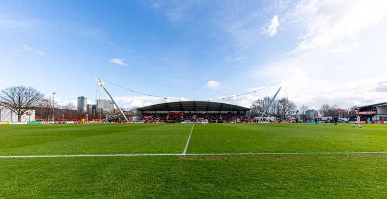 Spelers Ajax melden zich voor eerste training, trio sluit pas later aan