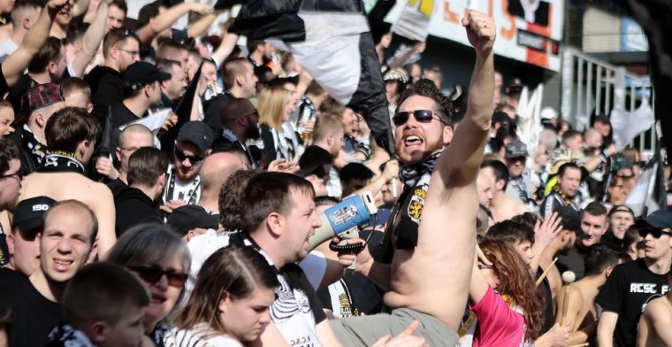 Charleroi-fans komen samen aan stadion, vuurwerk afgestoken