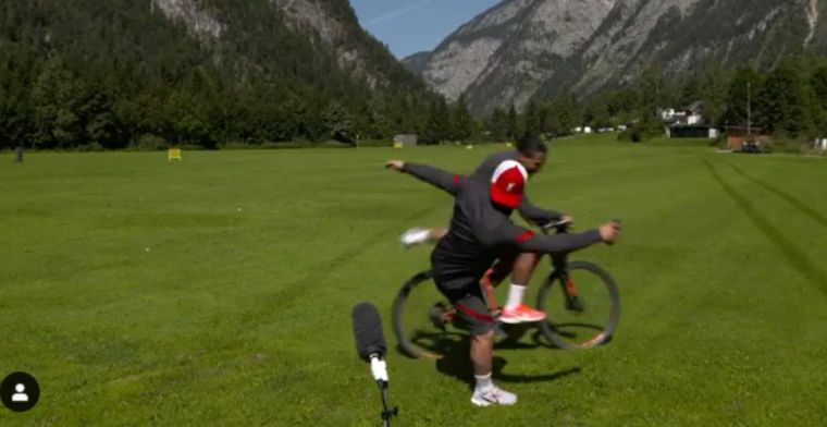Fietsende Van Dijk verstoort interview Shaqiri: 'Eh man, go away now'