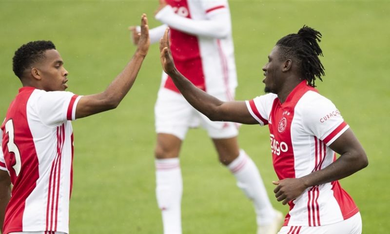 Ajax zet Holstein Kiel makkelijk aan de kant en scoort vijf keer Afbeelding: Ajax zet Holstein Kiel makkelijk aan de kant en scoort vijf keer