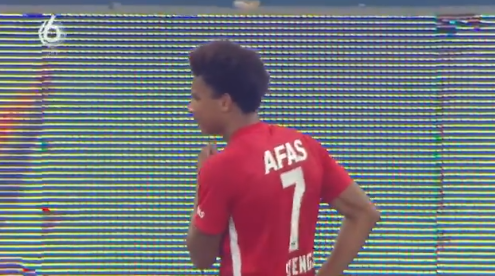 AZ-aanvaller Stengs schopt Kiev-speler neer: 'I'm sorry bro'
