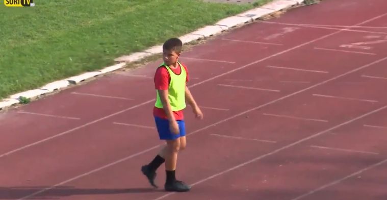 Ballenjongen gooit bal opzichtig weg en naait tegenstander én eigen team