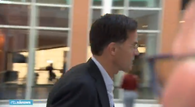 Mark Rutte over stadionbezoekers: Gewoon je bek houden en de wedstrijd kijken