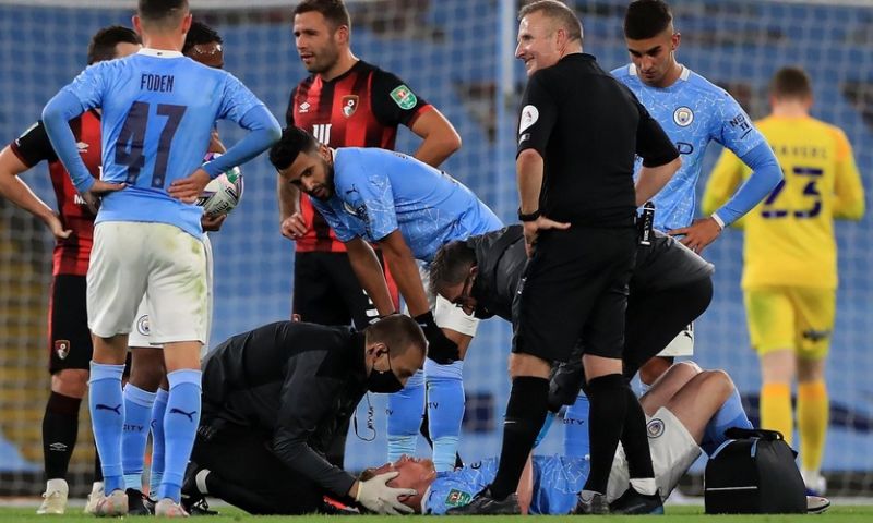 De Bruyne op de grond na elleboogstoot van Cook: 'Verschrikkelijke charge' Afbeelding: De Bruyne op de grond na elleboogstoot van Cook: 'Verschrikkelijke charge'