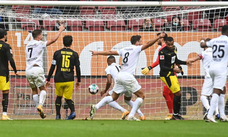 Dortmund blameert zich bij Augsburg, Meunier en Witsel bijten in het zand Afbeelding: Dortmund blameert zich bij Augsburg, Meunier en Witsel bijten in het zand