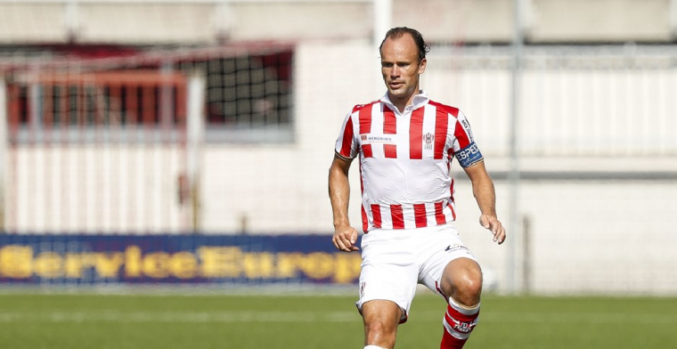 'Op de eerste plaats ben ik kantoormedewerker, maar ben ook actief als voetballer'