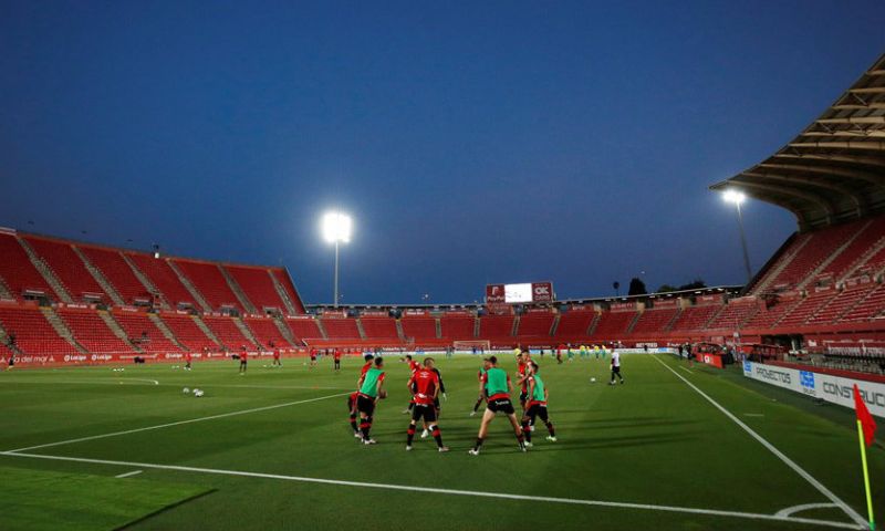 Bizar: vandalen betreden Mallorca-stadion en vernielen met busje het speelveld Afbeelding: Bizar: vandalen betreden Mallorca-stadion en vernielen met busje het speelveld