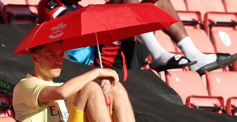 'Niet spelende Özil wordt slapend rijk: loyaliteitsbonus van bijna 9 miljoen'