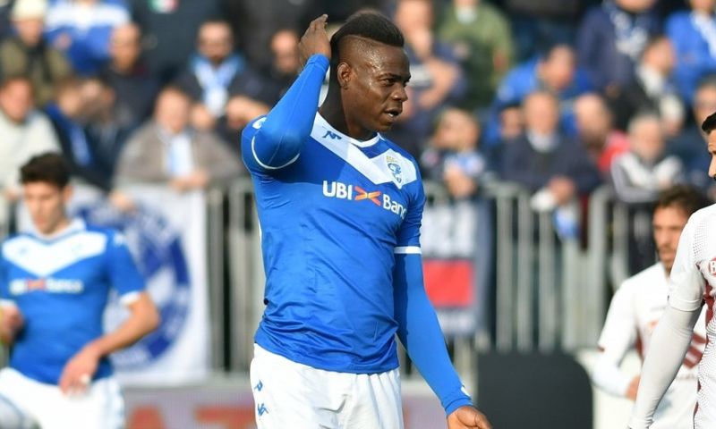 'Balotelli heeft geen zin om weer te gaan voetballen en wijst contractvoorstel af' Afbeelding: 'Balotelli heeft geen zin om weer te gaan voetballen en wijst contractvoorstel af'
