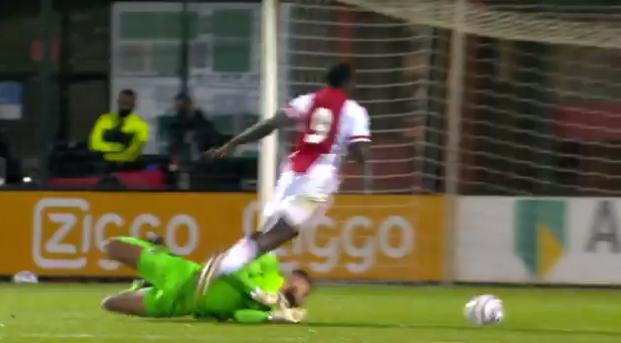 Brobbey (Jong Ajax) versiert penalty met snoekduik: Oh, dat was een schwalbe, ja