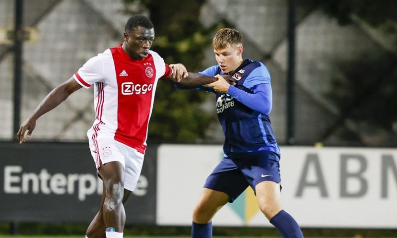 Jong Ajax-spits Brobbey niet blij met kritiek op schwalbe: 'Dat slaat nergens op' Afbeelding: Jong Ajax-spits Brobbey niet blij met kritiek op schwalbe: 'Dat slaat nergens op'