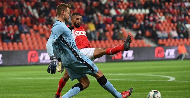 Club Brugge gaat met een gevleide 0-1 rusten, Mignolet mag van geluk spreken