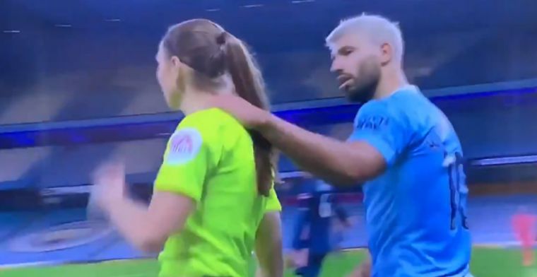 Aguëro slaat praatje met vrouwelijke grensrechter tijdens Man City - Arsenal
