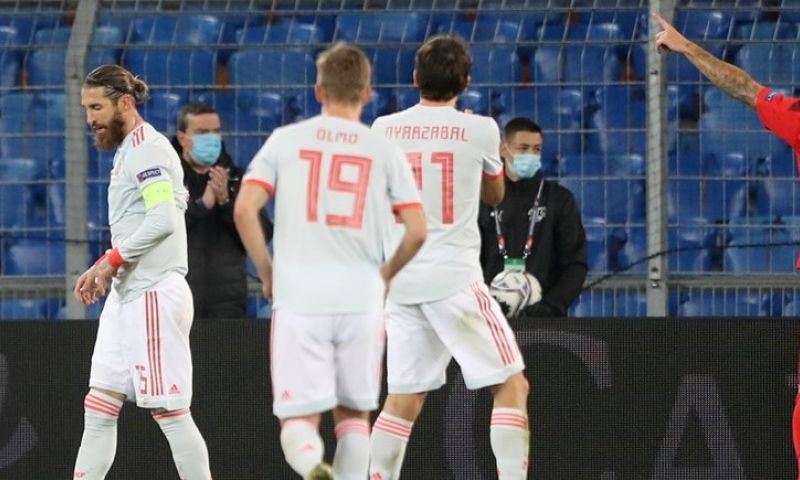 Spanje zwijnt ondanks twee gemiste strafschoppen van jubilaris Ramos Afbeelding: Spanje zwijnt ondanks twee gemiste strafschoppen van jubilaris Ramos