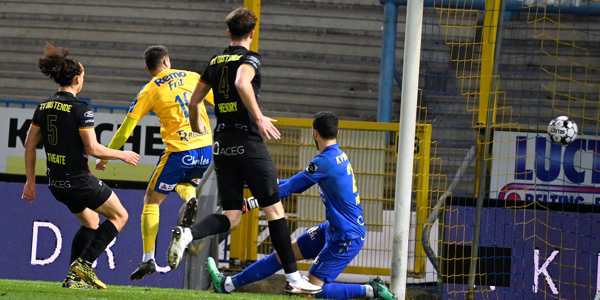 Hayen haalt opgelucht adem, Waasland-Beveren wint van KV Oostende