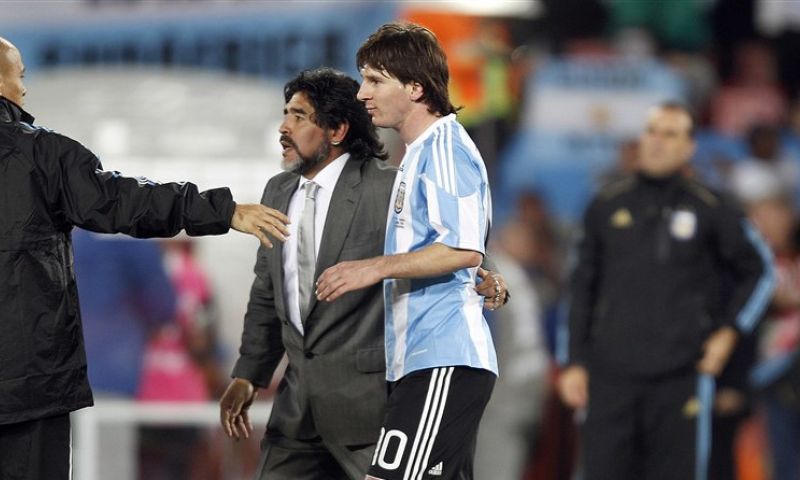 Messi aangeslagen na overlijden Maradona: 'Hij verlaat ons, maar gaat niet weg' Afbeelding: Messi aangeslagen na overlijden Maradona: 'Hij verlaat ons, maar gaat niet weg'