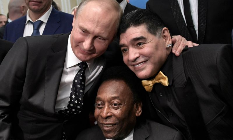 Icoon Pelé zwaait icoon Maradona uit: 'Ooit een balletje trappen in de hemel' Afbeelding: Icoon Pelé zwaait icoon Maradona uit: 'Ooit een balletje trappen in de hemel'