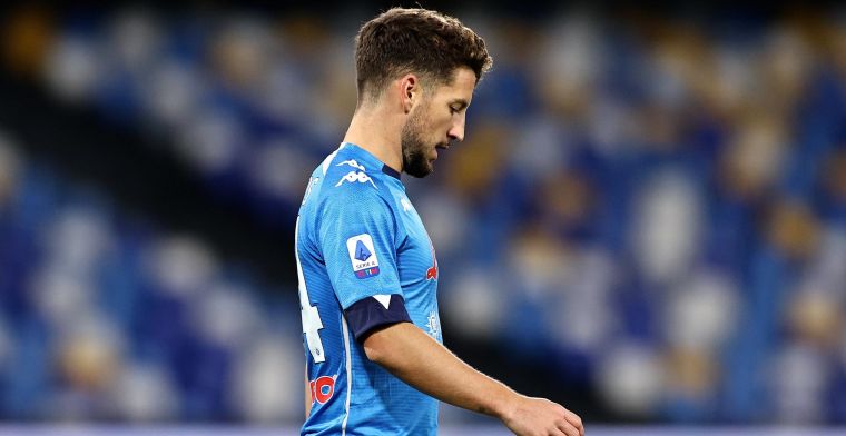 Mertens eert Maradona met bloemen aan herdenkingsplaats in Napels