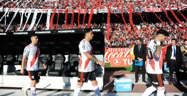 Matias Suarez krijgt het hard te verduren in 'superclassico'