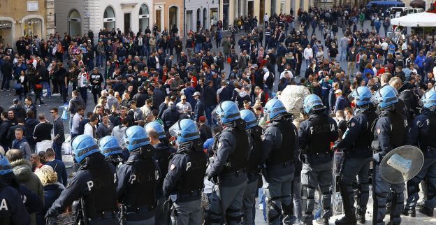 Gevangenisstraffen tot 4 jaar voor Feyenoord-fans die Romeinse fontein vernielden