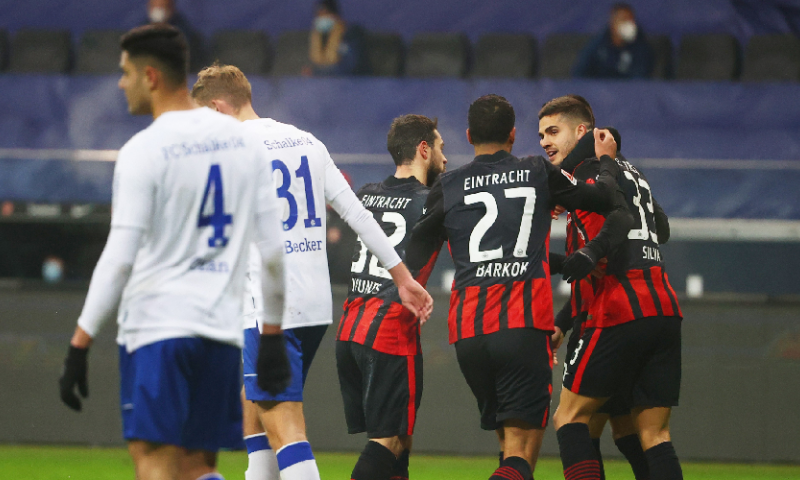 Dubbelslag Jovic doet noodlijdend Schalke 04 de das om in Duitsland Afbeelding: Dubbelslag Jovic doet noodlijdend Schalke 04 de das om in Duitsland