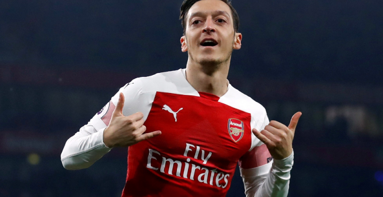 Özil lijkt transfer aan te kondigen en onthult bijzonder rugnummer