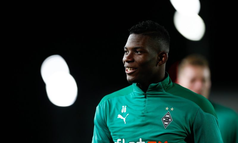 'Embolo vlucht na illegaal coronafeestje via dak en wordt aangetroffen in badkuip' Afbeelding: 'Embolo vlucht na illegaal coronafeestje via dak en wordt aangetroffen in badkuip'