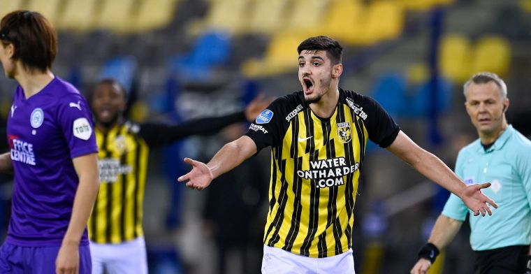 Erg slordig Vitesse wint gemakkelijk van Groningen en blijft in het spoor van Ajax