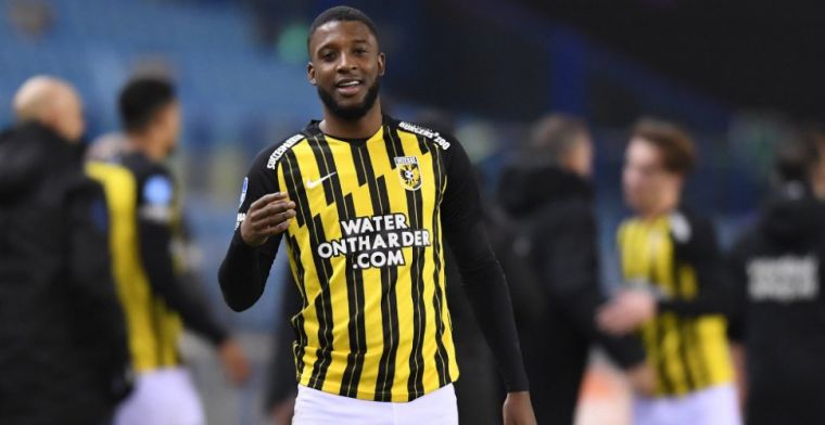 VAR helpt Bazoer aan prachtige treffer: 'Hij zei tegen me dat het geen goal was'
