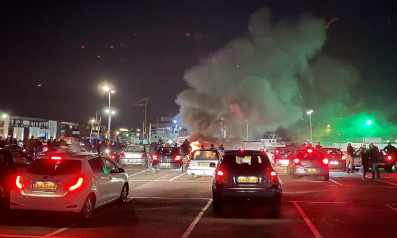 Politie krijgt steun van fanatieke voetbalfans: 'Laten onze stad niet vernielen' Afbeelding: Politie krijgt steun van fanatieke voetbalfans: 'Laten onze stad niet vernielen'