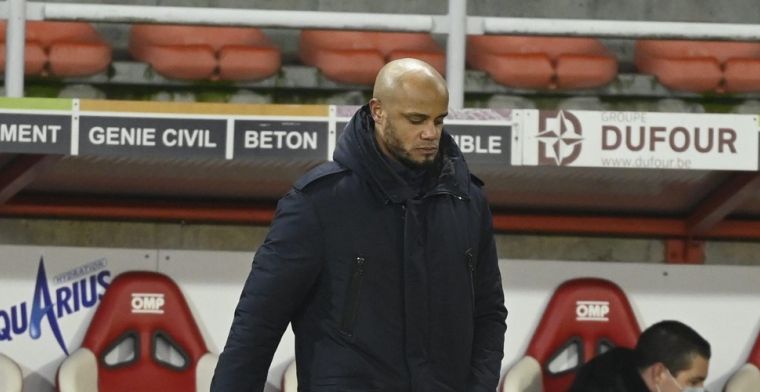 Anderlecht-verdedigers in de fout, Kompany geeft jonge pupillen meteen een les