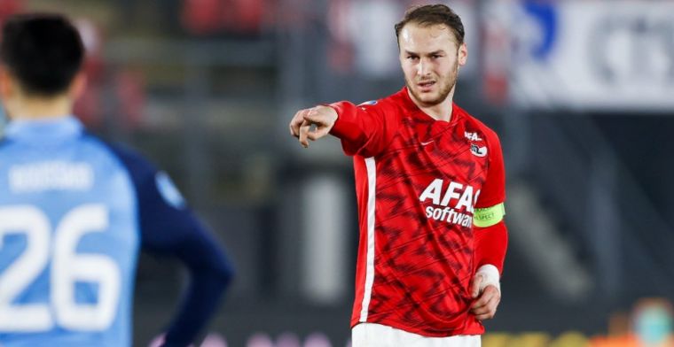 Koopmeiners voetbalt ondanks flinke blessure verder: 'Kan vingers niet bewegen'