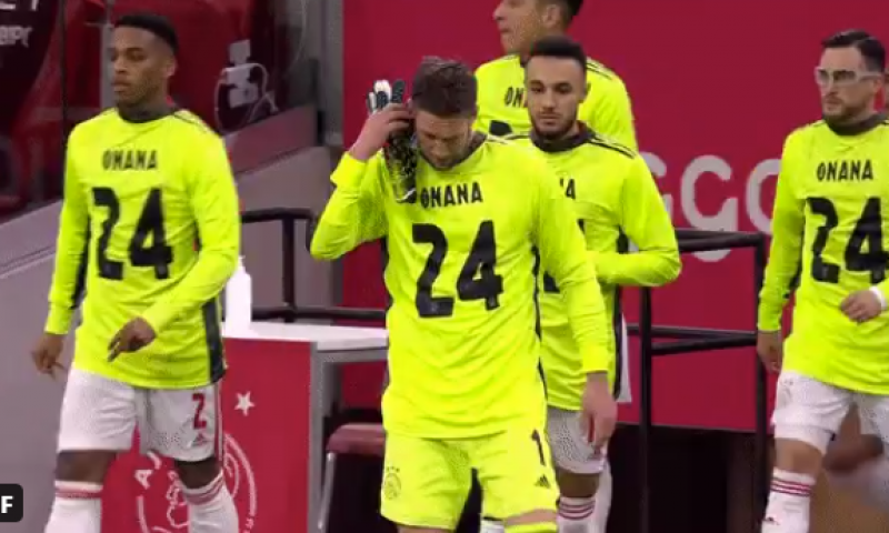 Ajax-spelers steunen Onana en komen in keepersshirt het veld op: Onana  kijkt toe | Voetbal-Addict