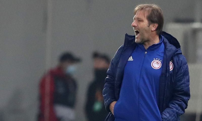 Olympiakos-trainer spreekt Schmidt (PSV) tegen: Afbeelding: Olympiakos-trainer spreekt Schmidt (PSV) tegen: