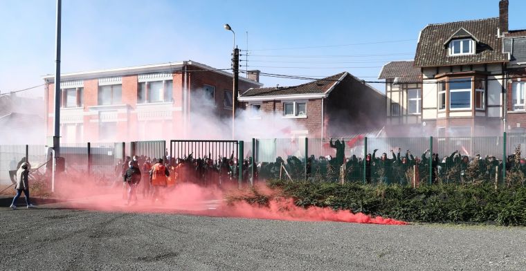Fiasco op Sclessin: supporters houden spelers (ook Anderlecht) tegen aan uitgang