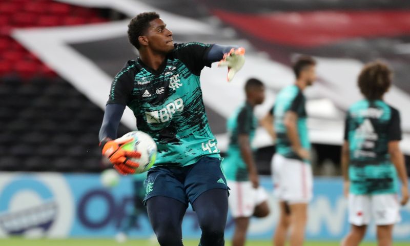 Diego Alves helpt Ajax-target: 'Ik probeer zoveel mogelijk van hem te leren' Afbeelding: Diego Alves helpt Ajax-target: 'Ik probeer zoveel mogelijk van hem te leren'