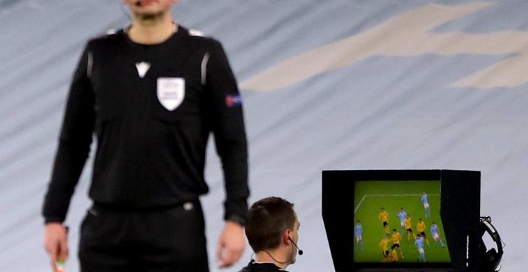 Geblesseerde Dortmund-speler haalt op sociale media uit naar scheidsrechter