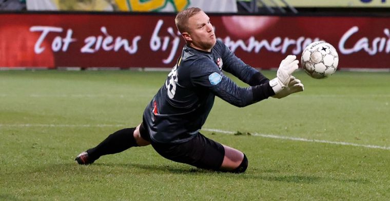'Ik ben die keeper die er niets van kan, bij die club die onderaan bungelt'