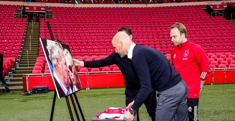 Ten Hag eert overleden Bruins Slot tijdens titelfeest: Was een moeilijk moment