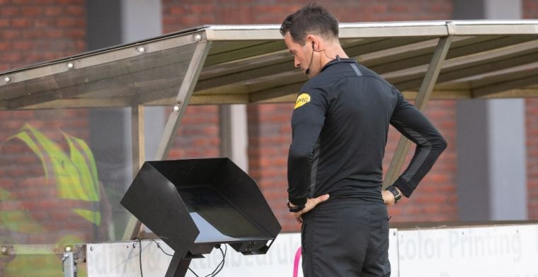 Hoofdschuddende Nijhuis geeft twee penalty's: 'Ik wilde niet, maar ik moest wel'