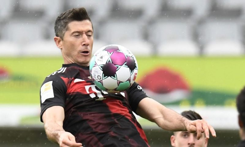 Lewandowski evenaart Müller-record, Huntelaar zorgt voor verrassing met Schalke Afbeelding: Lewandowski evenaart Müller-record, Huntelaar zorgt voor verrassing met Schalke