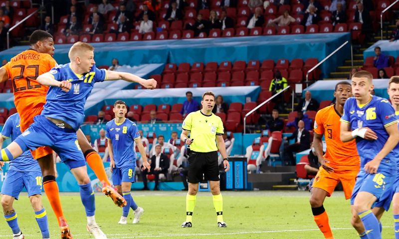 Nederland komt ineenstorting en goal van Yaremchuk te boven en wint alsnog