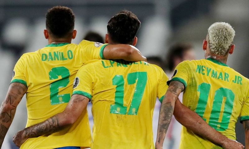 Afbeelding: Brazilië naar halve finale ondanks rood voor Jesus na Nigel de Jong-imitatie